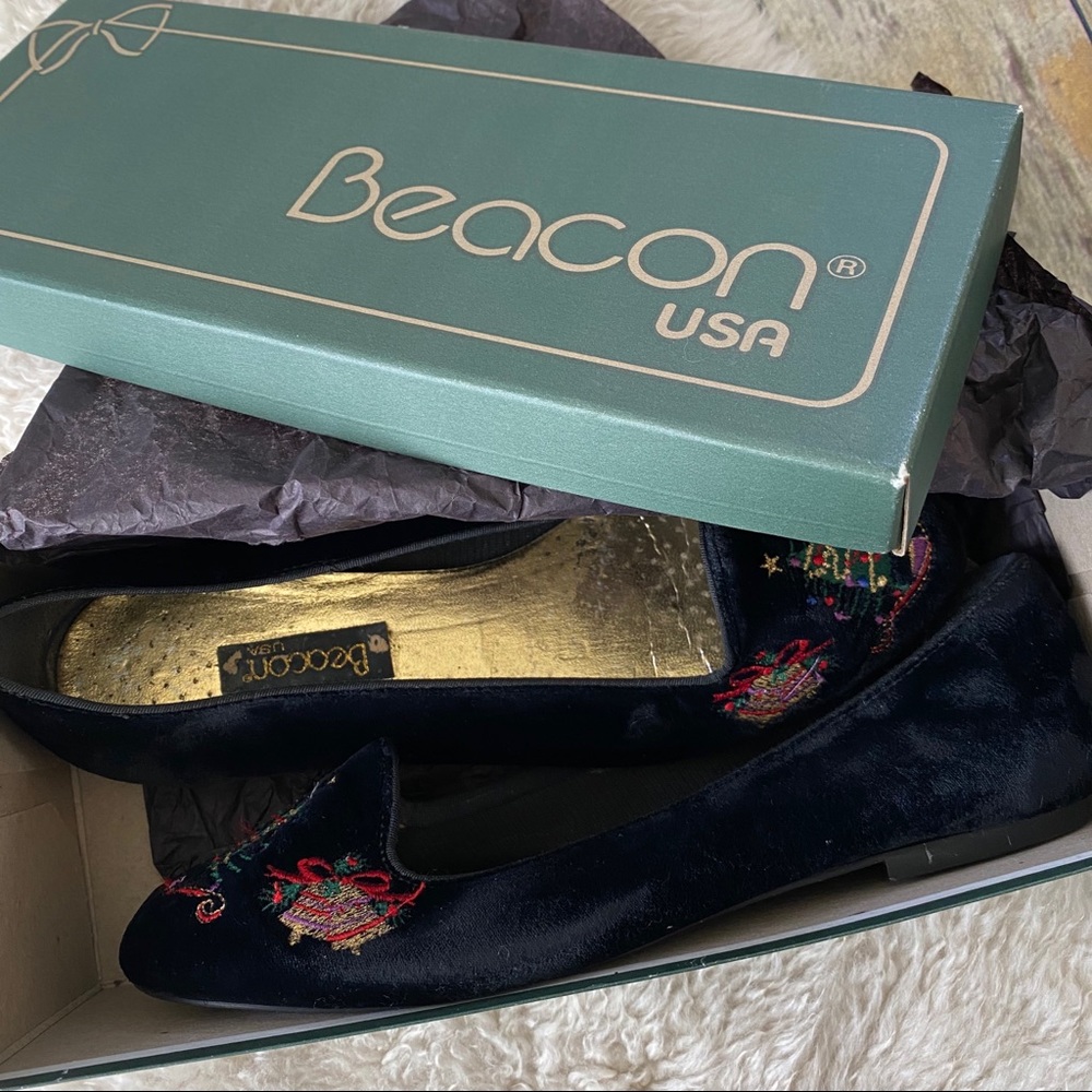 Vintage Beacon USA Christmas Tree & Gifts Embroidered Black Velvet Loafer Flats - Picture 9 of 11